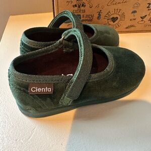 Cienta Velvet Green Mary Janes